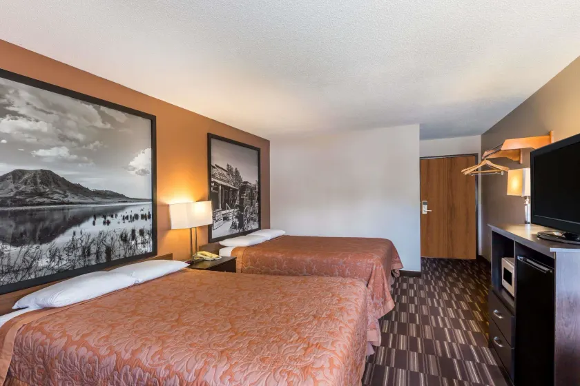 Super 8 by Wyndham Madison - Image 1