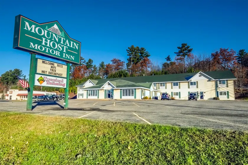Mountain Host Motor Inn - Image 1