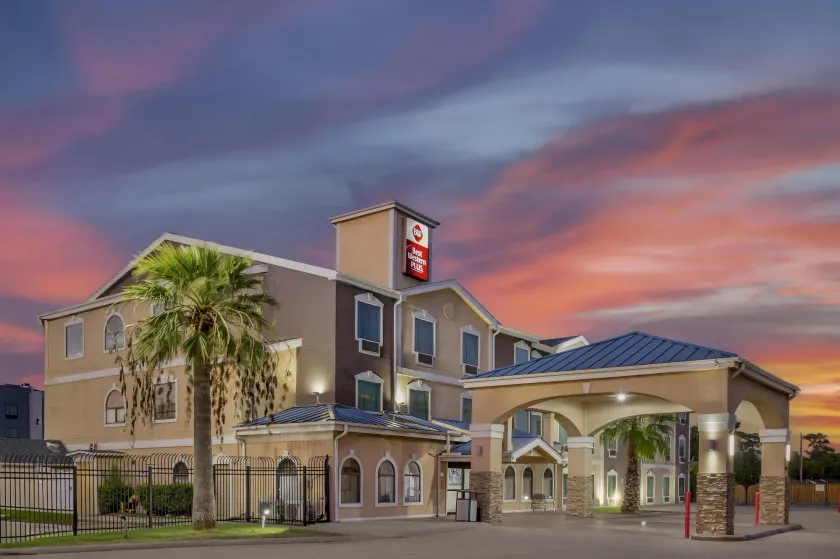Best Western Plus Heritage Inn & Suites Houston,Pasadena,Deer Park,Channelview - Image 1