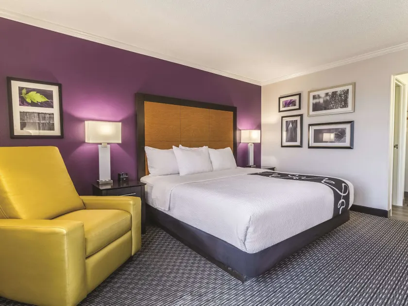 La Quinta Inn & Suites by Wyndham Cleveland - Airport North - Image 1
