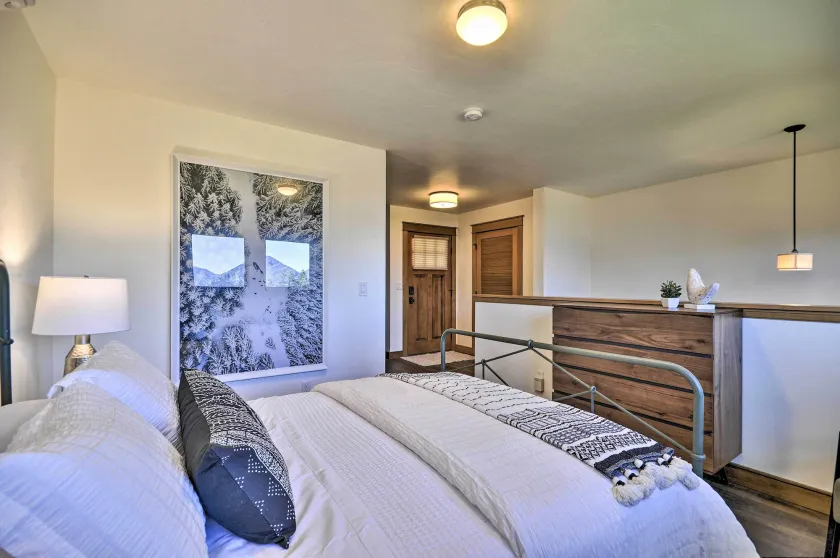 Scenic Studio w/ Loft & View of the Columbia River - Interior