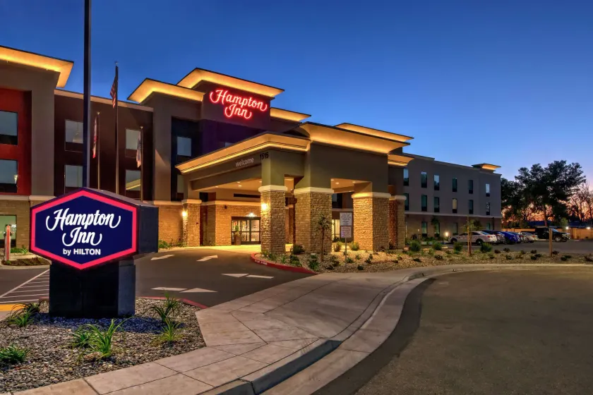 Hampton Inn Fresno Airport - Image 1