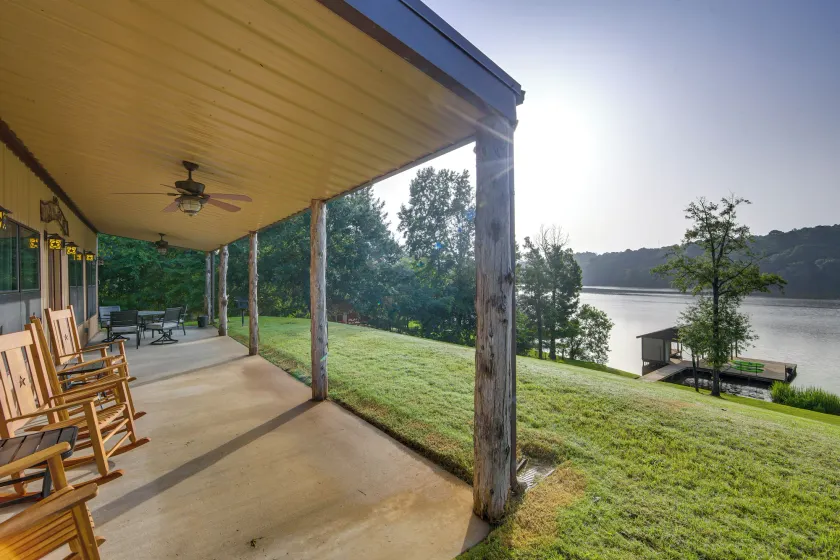 Quiet Lake Gladewater Getaway w/ Dock & Kayaks! - Image 1