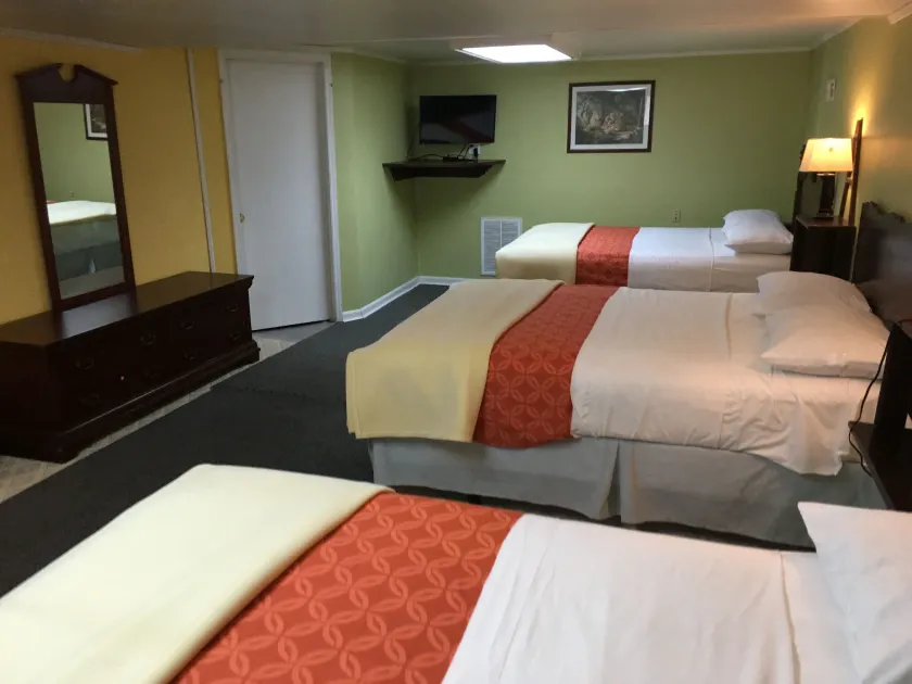 Dixie Plaza Hotel - Image 1