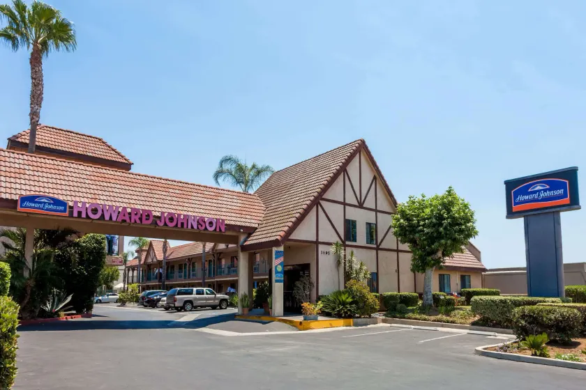 Howard Johnson by Wyndham Norco - Image 1