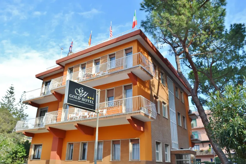 Gold Hotel - Image 1