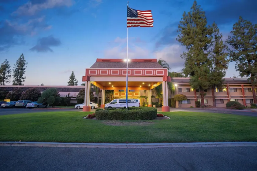 Piccadilly Inn Airport - Image 1