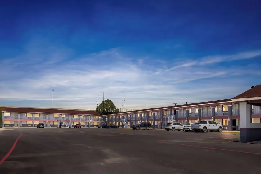 Econo Lodge Inn & Suites Sealy - Image 1