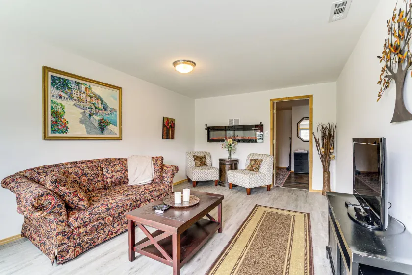 9 Acres, Pick Your Own Apples: Cabin in Arlington! - Image 1