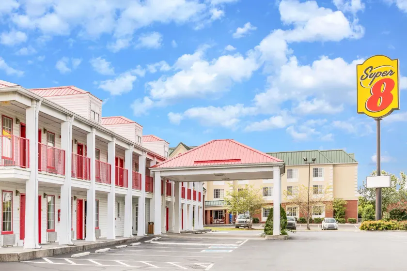 Super 8 by Wyndham Clinton - Image 1