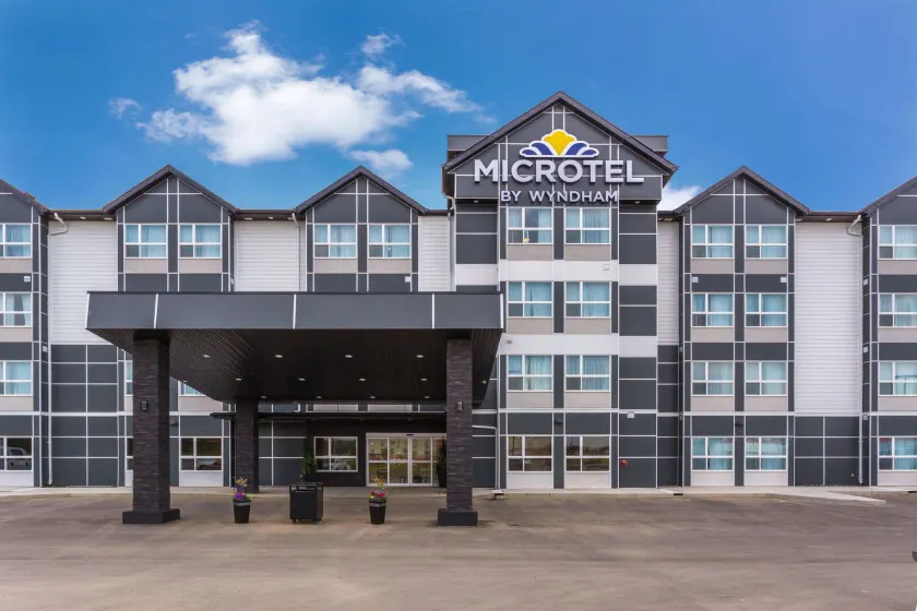 Microtel Inn & Suites by Wyndham Whitecourt - Image 1