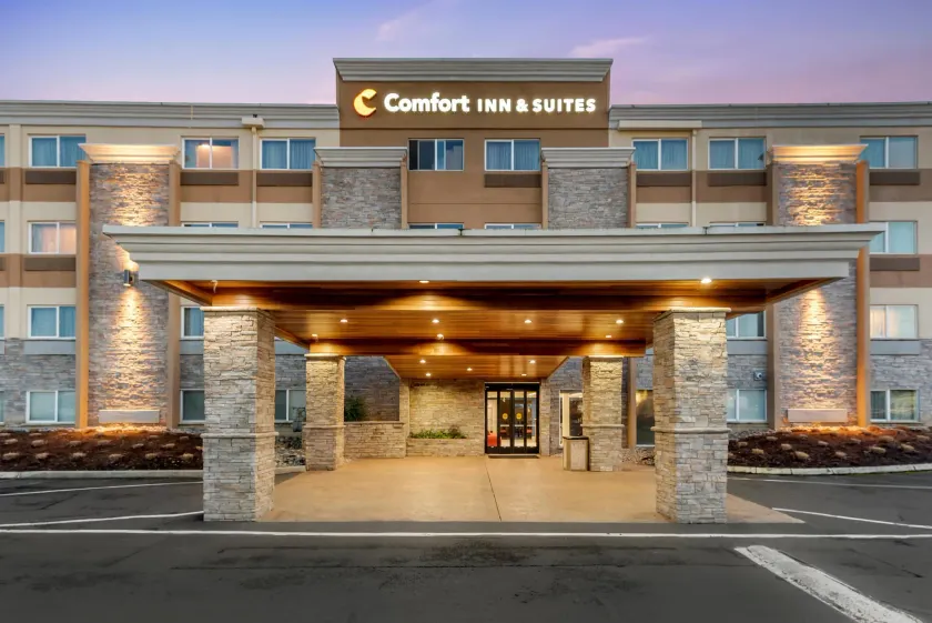 Comfort Inn & Suites Tigard near Washington Square - Image 1