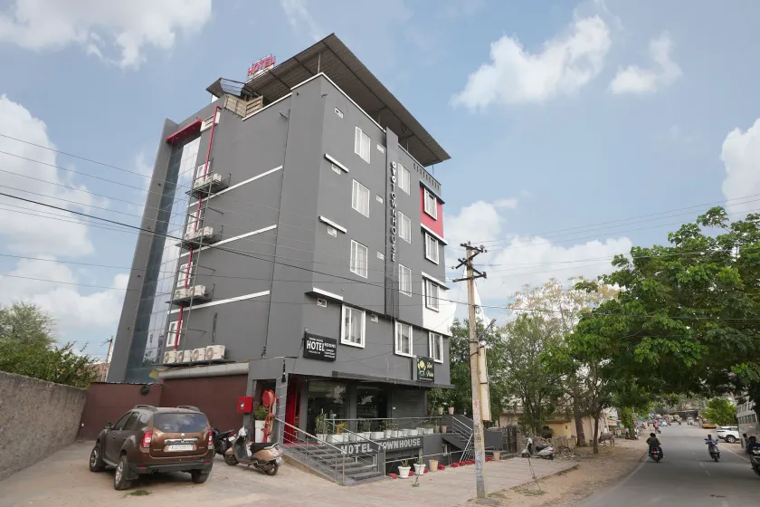 Hotel Townhouse at Udaipur City Railway Station - Image 1
