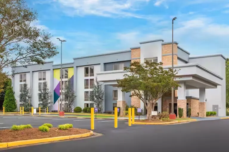 Spark by Hilton Atlanta Airport South College Park - Image 1