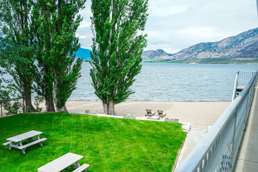 Poplars Motel on the lake - Image 1