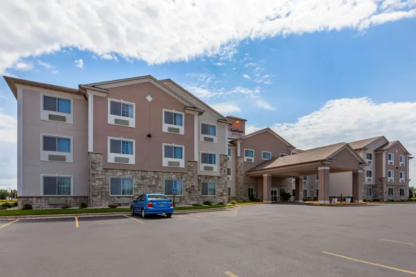 Comfort Suites Delavan - Lake Geneva Area - Image 1