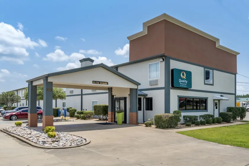 Quality Inn & Suites Demopolis - Image 1