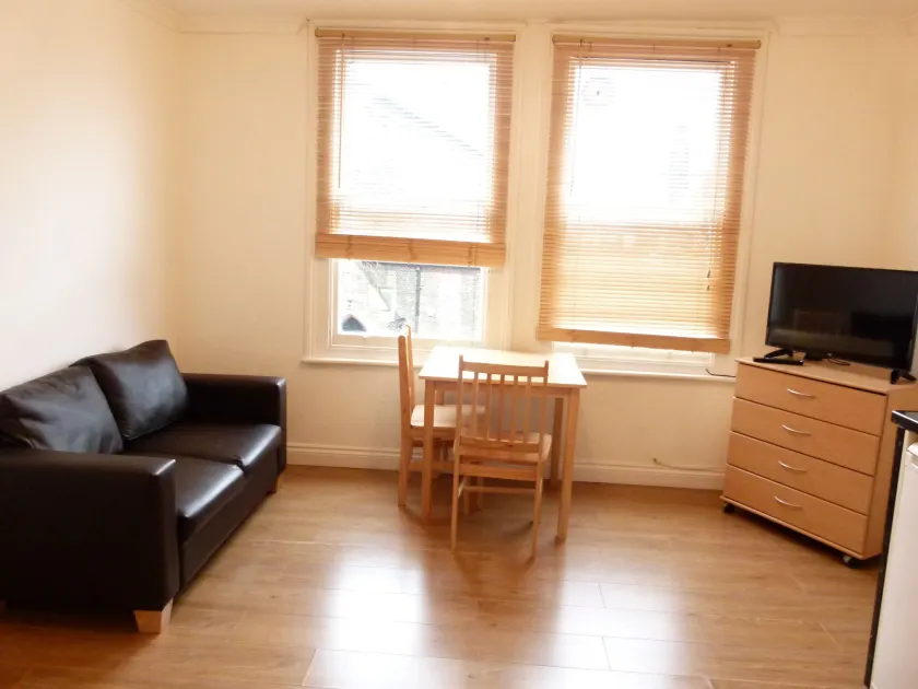 SS Property Hub - Family Apartment in Kensington - Image 1