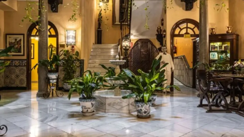 Hotel Reina Cristina - Image 1