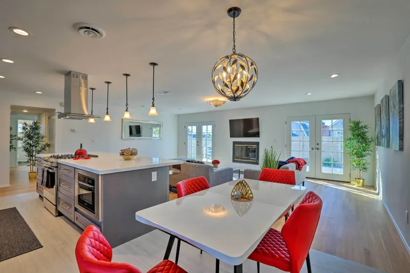 Oceanside Home w/ Patio & Grill, Walk to Beach! - Interiør