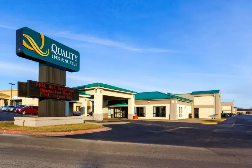 Quality Inn & Suites Moline Airport - Image 1