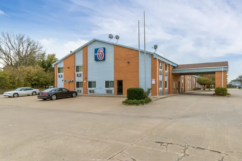 Motel 6-Davenport, IA - Image 1