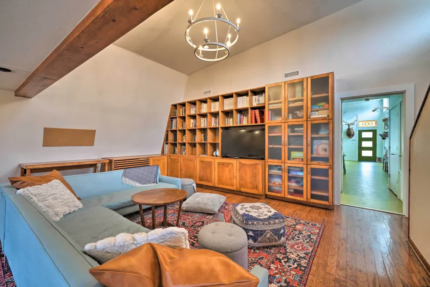 Bohemian Home w/ Screened Porch, 3 Mi to Lake! - Image 1