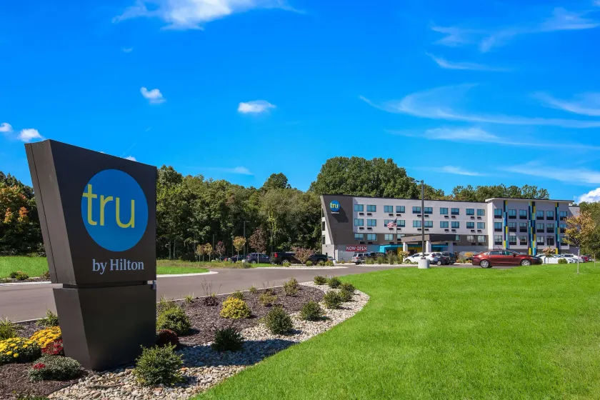Tru by Hilton Saint Joseph - Image 1