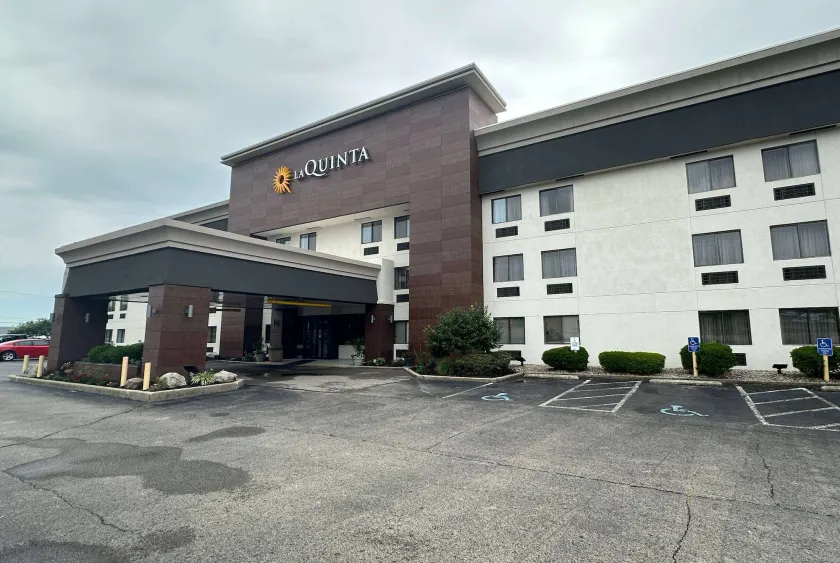 La Quinta Inn and Suites by Wyndham Cincinnati North - Image 1