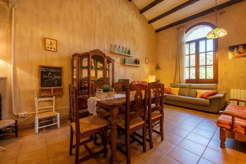 Casa rural con jardín privado, ideal para familias y grupos - Image 1