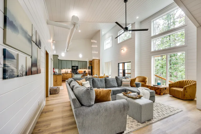 Stunning Cabin w/ Hot Tub, 1 Mi to Broken Bow Lake - Image 1