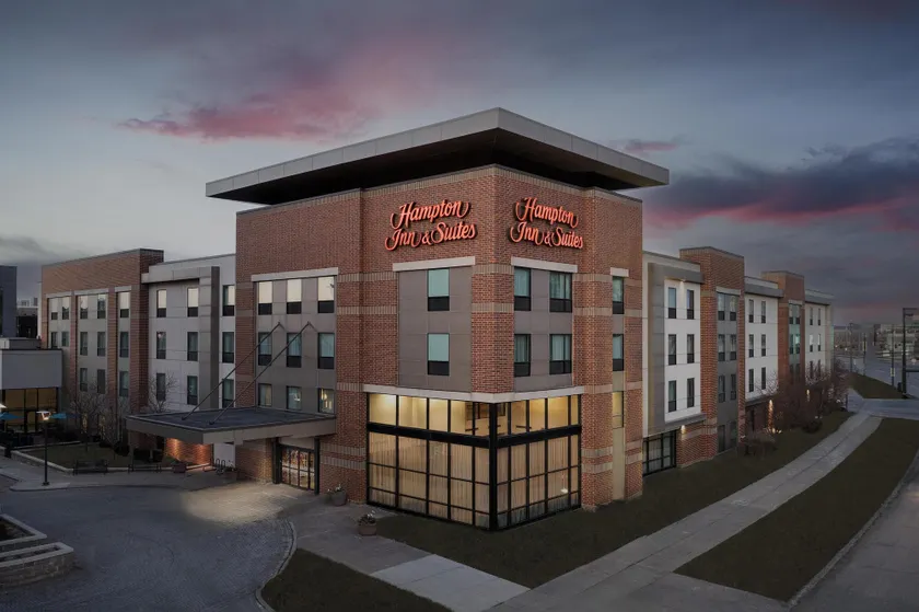 Hampton Inn & Suites Omaha-Downtown - Image 1