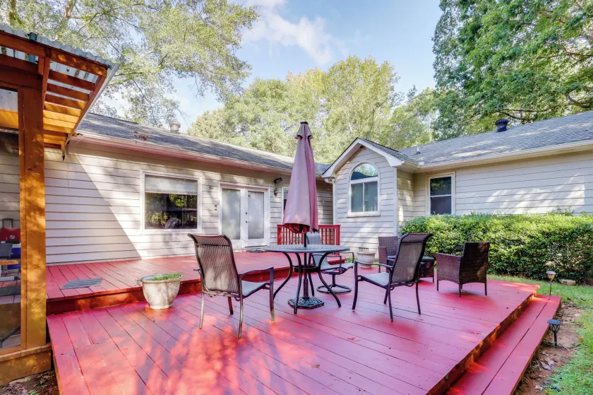 12 Mi to UGA Campus: Spacious Group Getaway! - Image 1