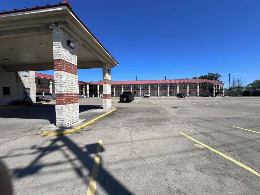 Cameron inn and Suites - Image 1