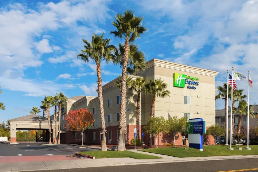 Holiday Inn Express Hotel & Suites Vacaville by IHG - Image 1