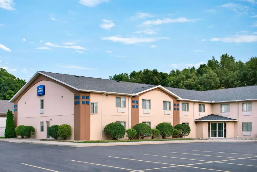 Baymont Toledo Airport Hotel Swanton - Image 1