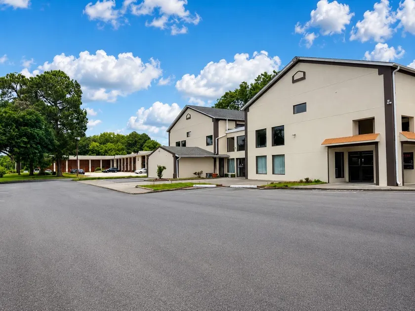 Country Host Inn - Image 1