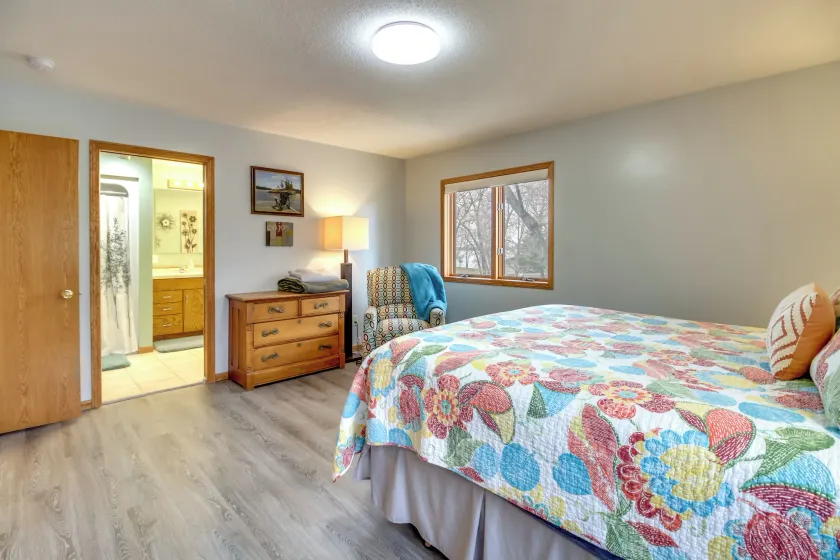 Private Lakefront Cabin w/ Hot Tub, Deck & Views - Intérieur