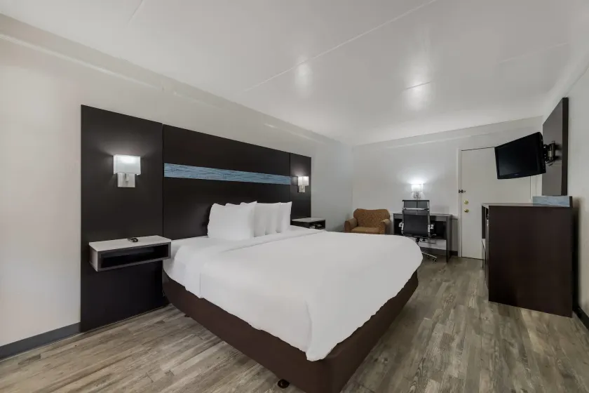 Quality Inn & Suites Airport - Image 1