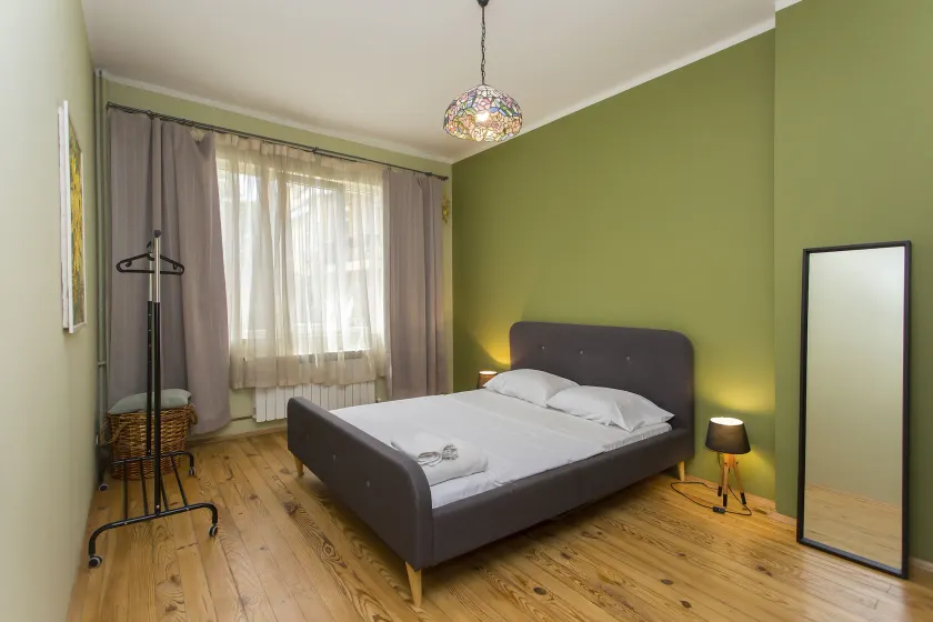 Colorful 2BDR Apartment in the City Center - Image 1
