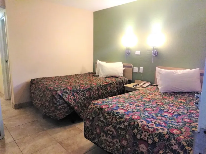 RED CARPET INN LOUISVILLE NORTH -Jeffersonville In - Image 1