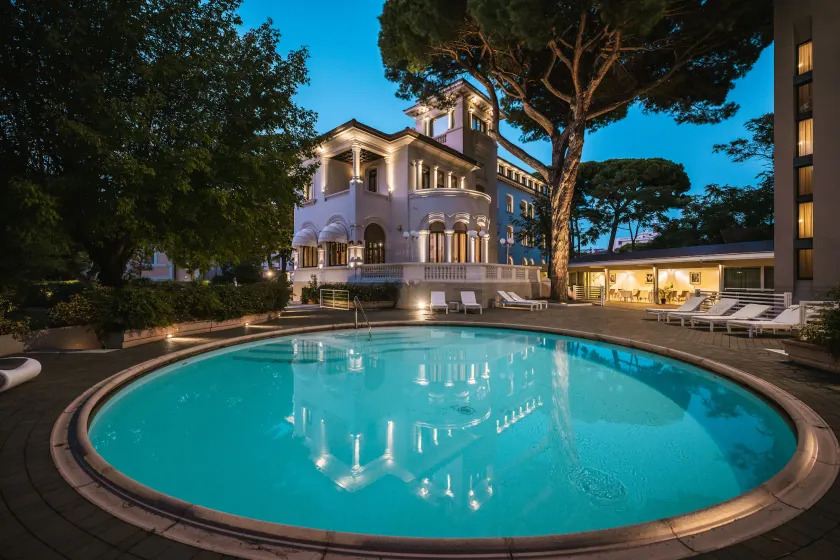 Hotel De La Ville - Image 1