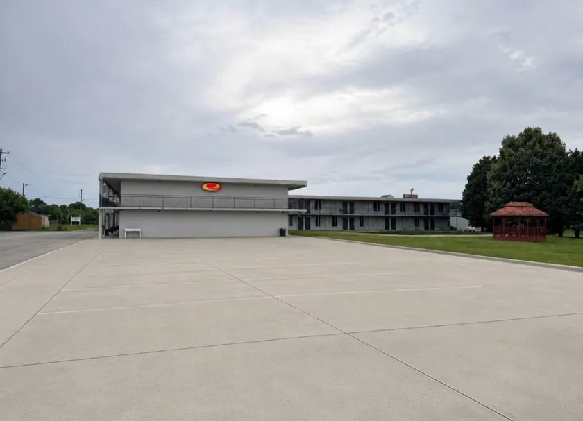 Econo Lodge Calhoun South - Image 1