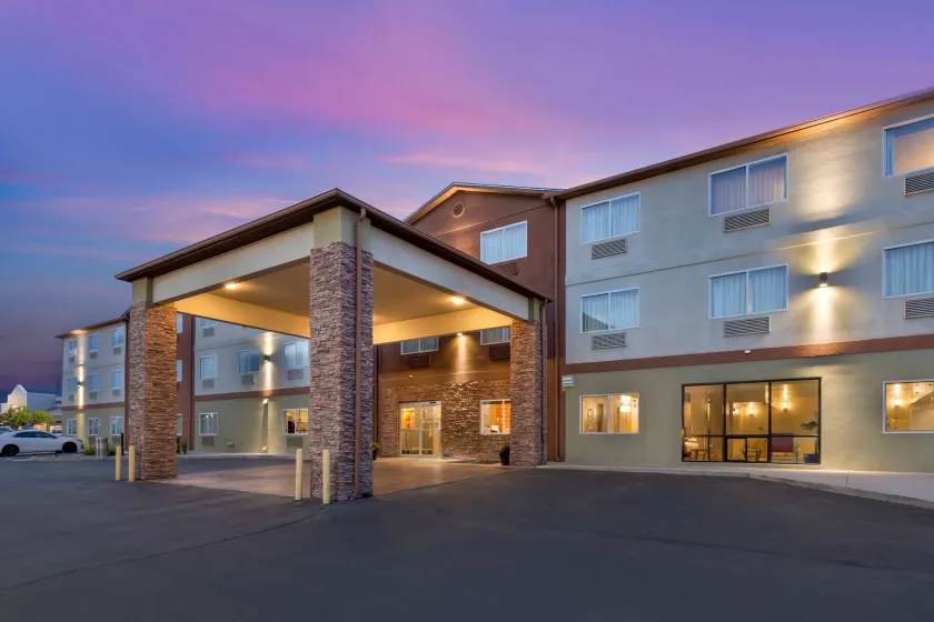 Best Western Plus the Four Corners Inn - Image 1