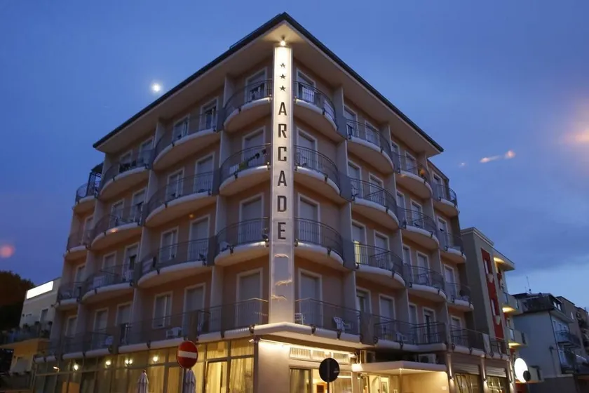 Hotel Arcade - Image 1