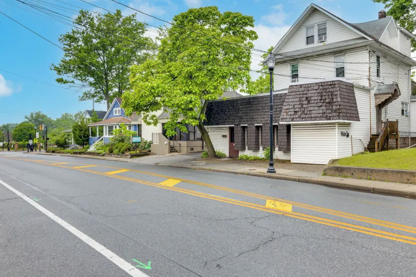 Train to Philly! Pet-friendly Unit in Barrington - Image 1