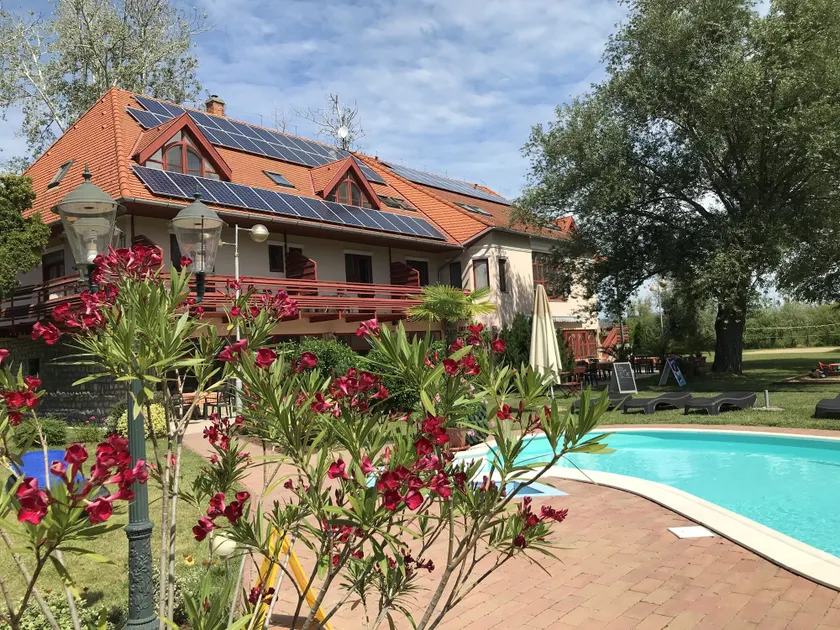 Zsanett Hotel - Image 1