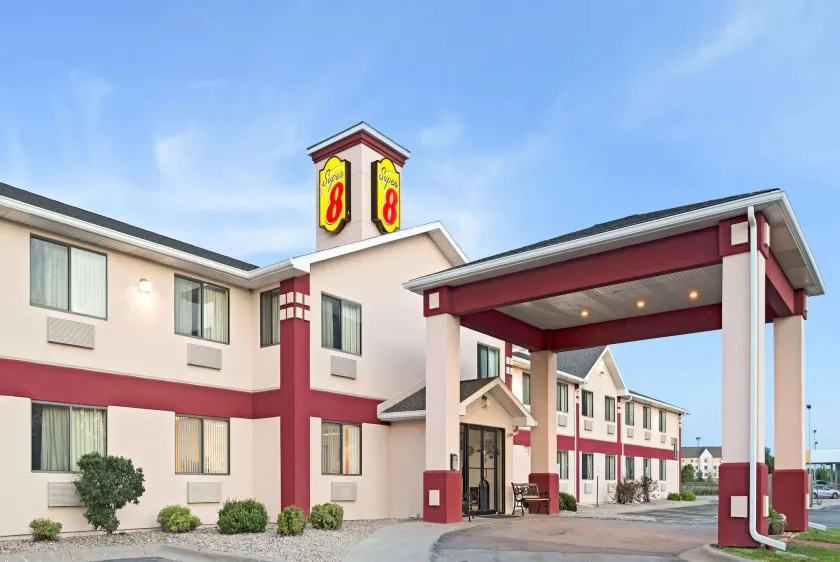 Super 8 by Wyndham Omaha Eppley Airport/Carter Lake - Image 1