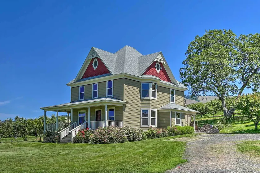 'StoryBook Glade’ Historical Homestead w/ Views! - Image 1