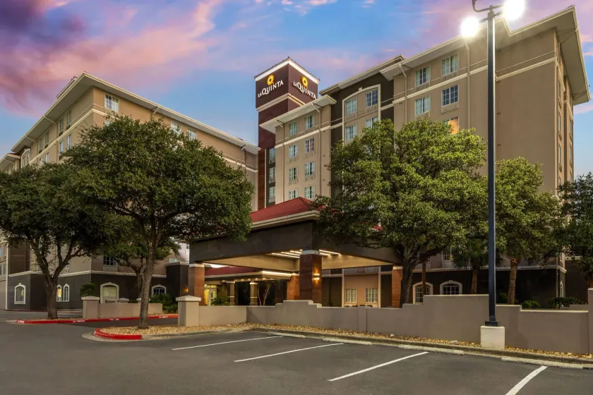 La Quinta by Wyndham San Antonio Airport - Image 1